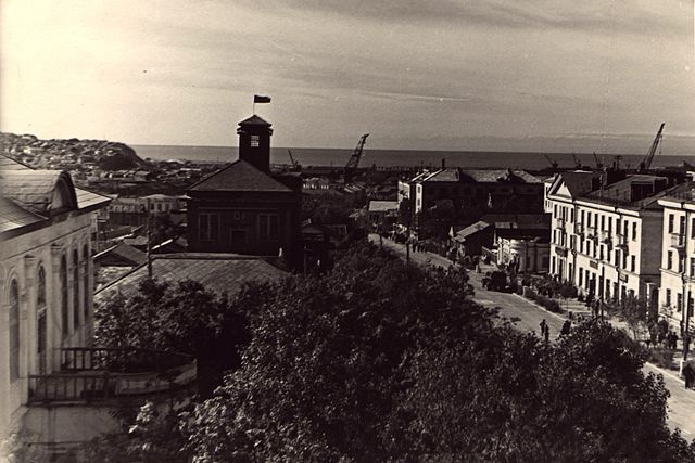 Вид на ул. Советскую. В углу слева здание Горкома партии, ниже - Милиция (с флагом).