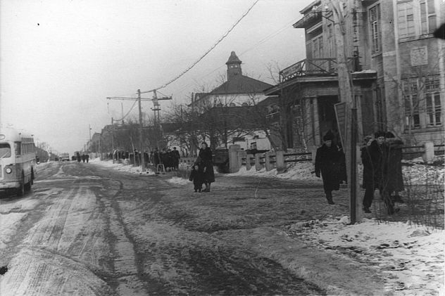 Улица Советская, справа здание Корсаковского ГОВД