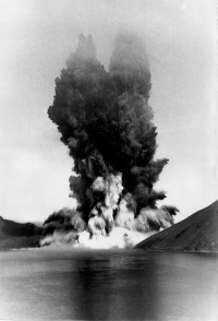 Взрывные работы по раширению входа в бухту Броутона на острове Симушир.
