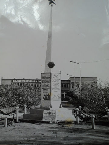 Памятник воинам освободителям, на заднем плане районный дом культуры г. Северо-Курильска