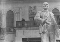 Памятник В.И.Ленину перед зданием горисполкома по ул. Советской, 52 (сейчас на этом месте расположено здание банка - ул. Советская, 24)