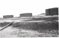 Фотография видовая. На заднем плане три нефтяных резервуара в Москальво
