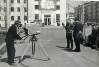 Съемочная группа ГТРК Сахалин на площади Ленина. На заднем фоне здание почтамта.
