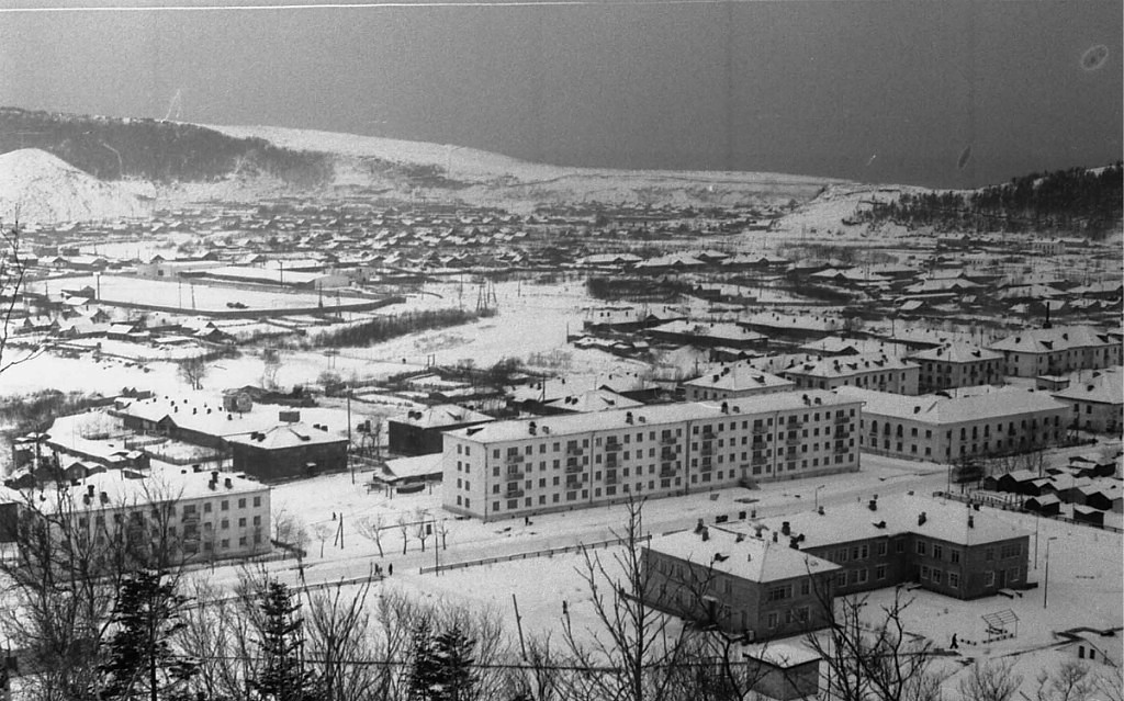 Вид на город Горнозаводск. В центре буквой П больница. Зима