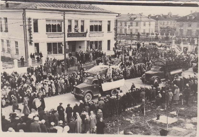 Праздничная демонстрация на ул. Дзержинского г. Александровск-Сахалинский