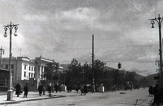 Улица Сталина. Слева здание Сахалинрыбпрома.
