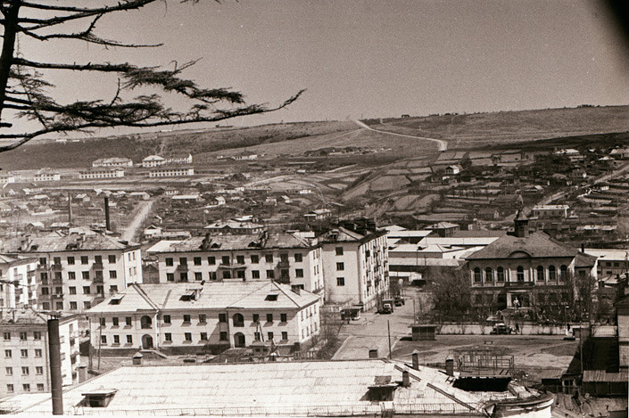Фото сделано с крыши здания мореходной школы. В центре справа виднеется старое здание, в котором находился горисполком г. Корсакова. Во времена Карафуто это было мэрия Одомари.