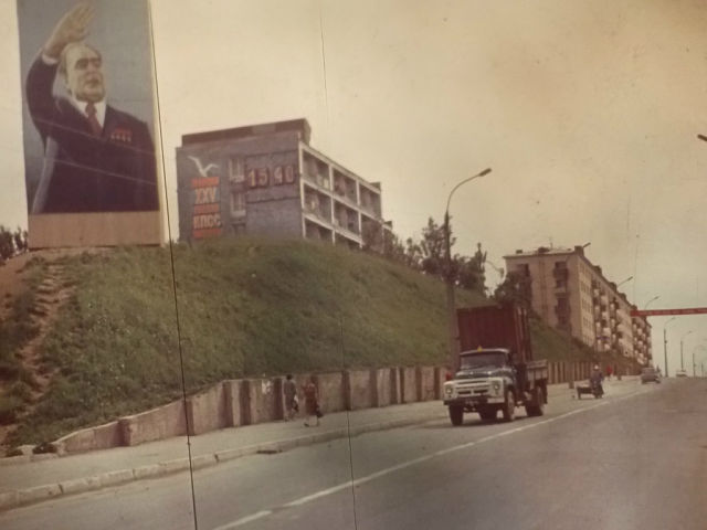 Улица Победы, слева гостиница Чайка. На фасаде часы. г. Холмск