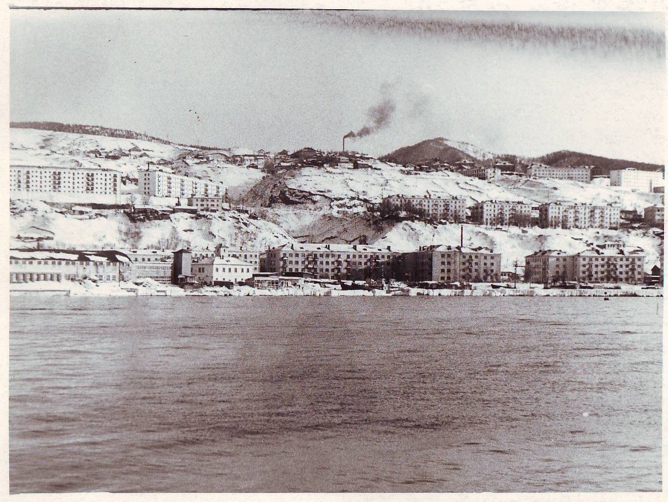Фото с белого пирса. В левом углу лакабанка (Жестяно-баночная фабрика), правее пожарная часть, в правом углу площадь Мира.
