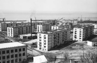Вид на город Холмск, жилые дома по улице Комсомольской, слева видная часть здания школы №1, дом №9 еще не построен, только заложен фундамент.