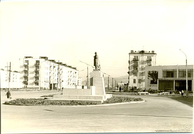 Памятник В.И. Ленину на площади Ленина г. Холмск