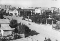 Первый магазин и площадь Ленина (ныне площадь Нефтяников)