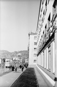 Улица Советская, справа фасад гостиницы Холмск, следующее здание Гастронома г. Холмск