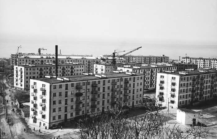 Вид на город Холмск, жилые дома по улице Комсомольской