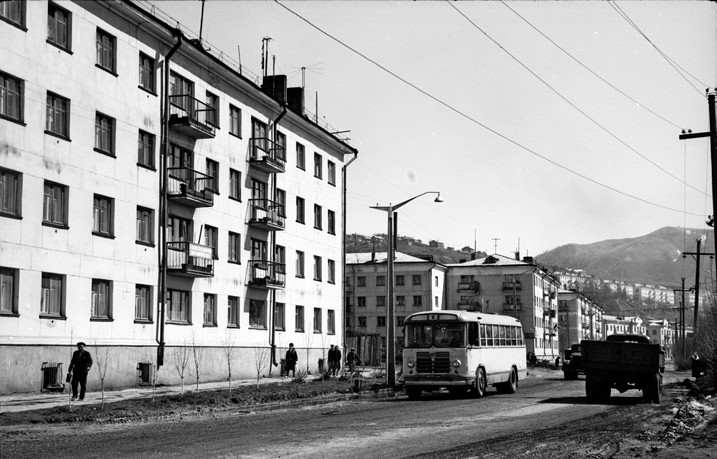 Улица Советская, слева жилой дом №112, следующий №108