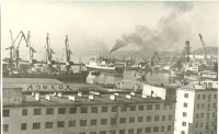 Вид на порт города Холмск, на переднем плане здание гостиницы 'Холмск'