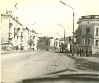 Улица Советская, справа здание Универмага г. Холмск