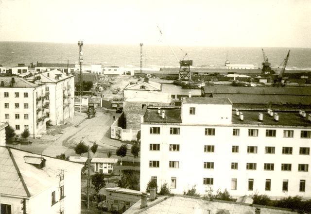Вид на улицу Катерную и здание гостиницы 'Холмск'