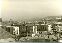 Вид на город Холмск, по центру ресторан Уют и жилые дома №6 и 5 по улице Морской