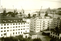 Вид на порт Холмска, на переднем плане гостиница 'Холмск'