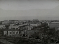 Вид на город Макаров. На переднем плане здание администрации.
