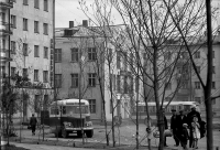 Автобусная остановка рядом с домами №11,13 и 15 по улице Советской. Напротив железнодорожного вокзала в городе Холмск.