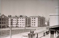 Видна часть здания железнодорожного вокзала и дома №13,15 и 17 по улице Советской. г. Холмск