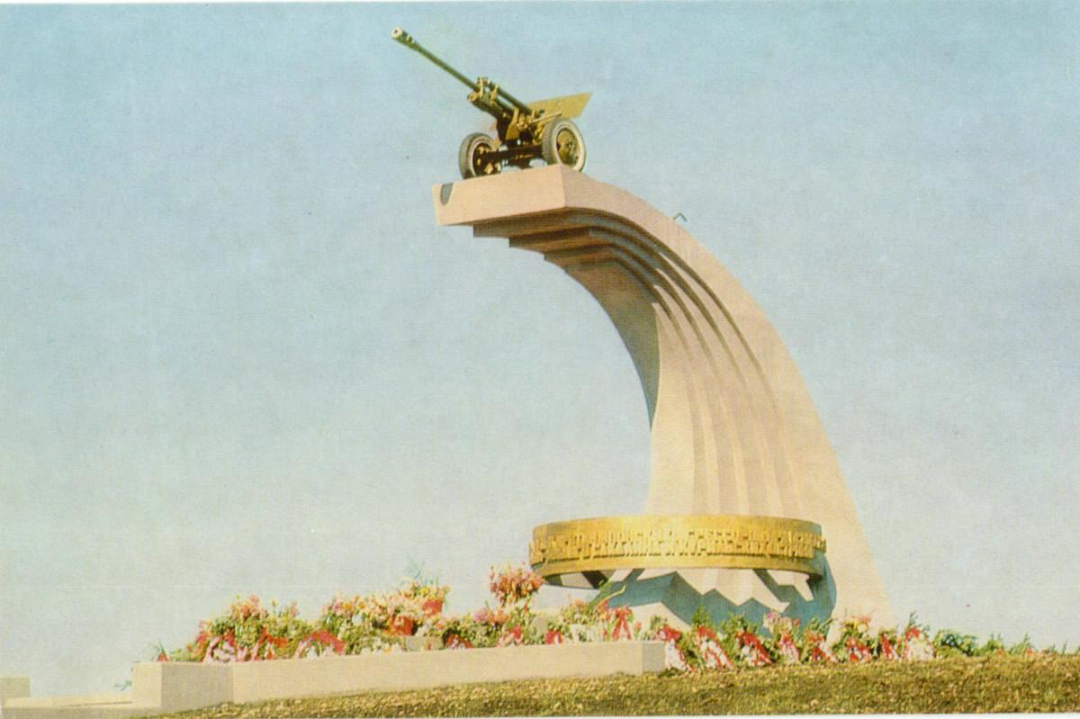Памятник советским воинам на Холмском перевале