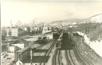Вид на железнодорожные пути и здание вокзала в г. Холмск