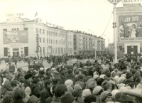 Праздник на площади Ленина. На заднем фоне здание Почтамта.