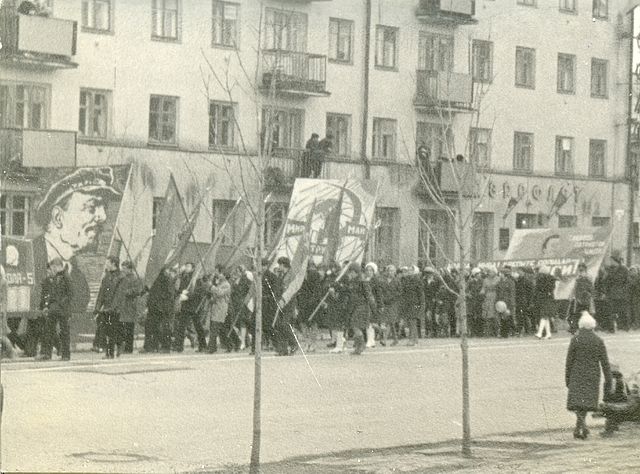 Праздничное шествие по улице Ленина. На заднем фоне жилой дом №242, в нем располагалось представительство 'Аэрофлот'