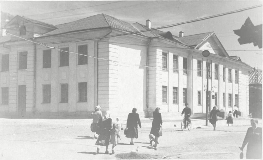 Видовая фотография здания мореходного училища г. Невельск