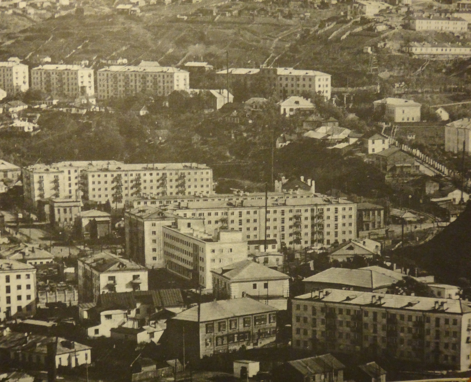 Панорама города (ул. Советская - южная часть, ул. Победы - вверх к Сахалинскому морскому пароходству)