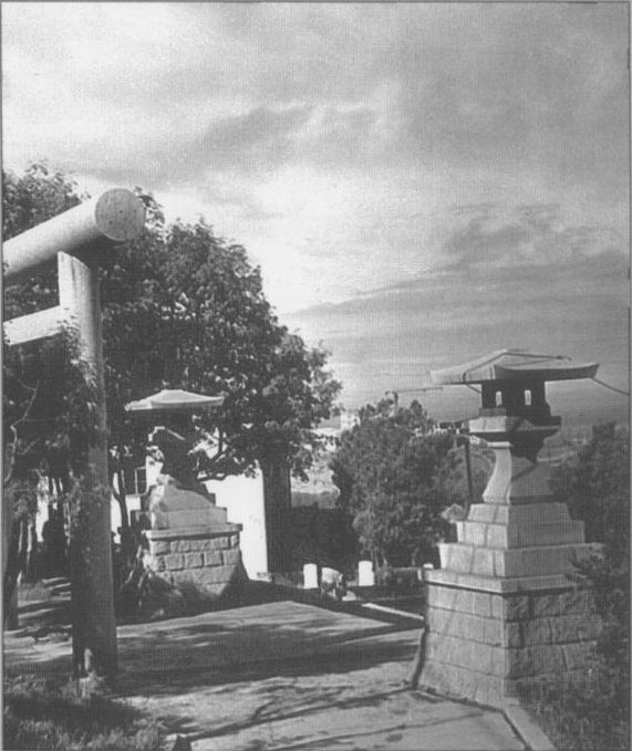 Фрагменты сооружений перед лестницей, ведущей к синтоистскому храму Маока дзинзя.