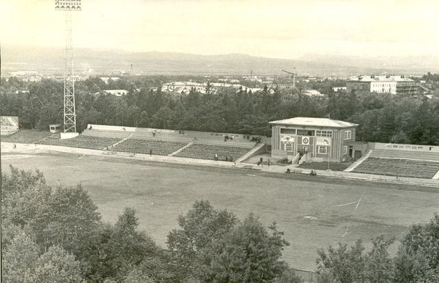 Стадион Космос в городском парке г. Южно-Сахалинск