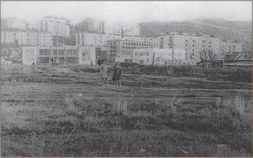 Площадь им. В.И. Ленина, ул. Школьная (слева здание юго-западных сетей, прямо пустырь место главпочтамта) г. Холмск
