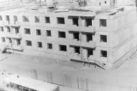 Строительство жилого дома №18 по улице Советской. Слева видны окна школы №5 г. Оха