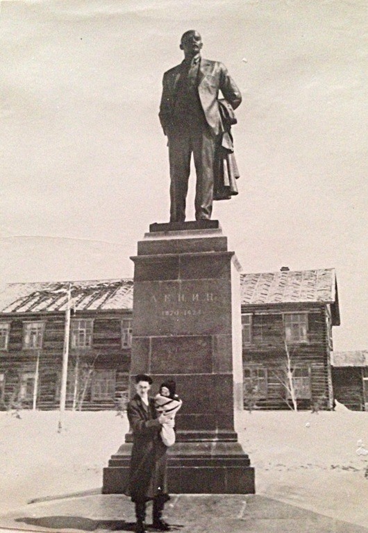 У памятника В.И. Ленину в Охе