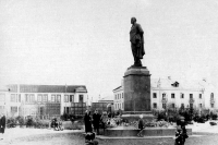 Памятник В.И. Ленину, на заднем фоне Первый магазин г. Оха