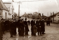 Формирование колонн праздничной демонстрации возле почтамта в г. Корсаков