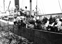 Советские переселенцы в Холмском порту