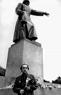 Скульптор А.А.Тюренков на открытии в городе Южно-Сахалинске памятника павшим. 3 сентября