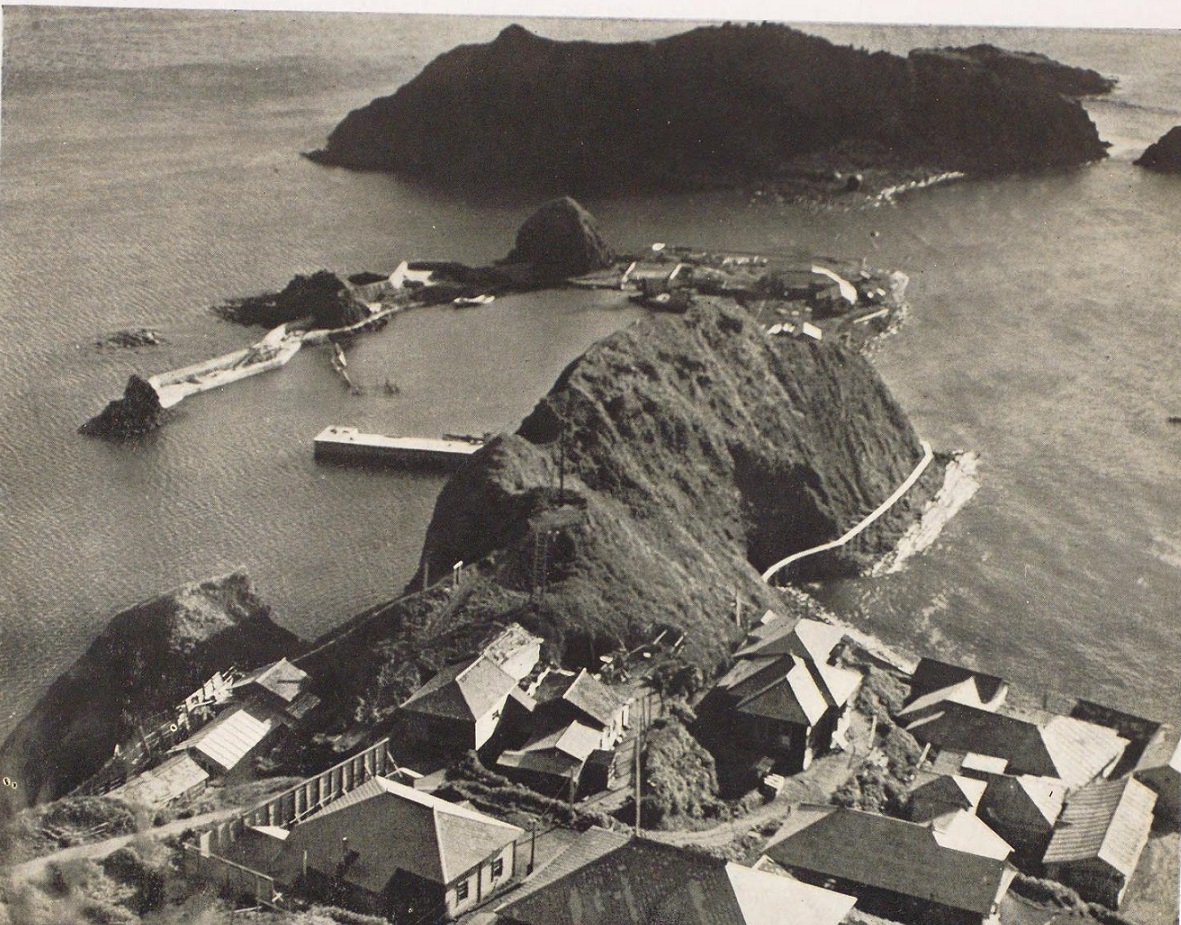 Посёлок Кита-Котан на острове Кайба и скалы в море Окино-шима