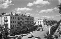 Улица Ленина Вдали перекресток с улицей Сахалинской. Виднеется здание Современника.