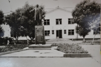 Здание горисполкома и памятник В.И. Ленина г. Невельска