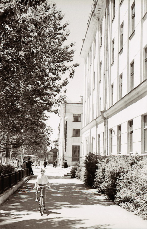 Тротуар Коммунистического проспекта, справа нынешнее здание РЖД, вдали здание главпочтамта.