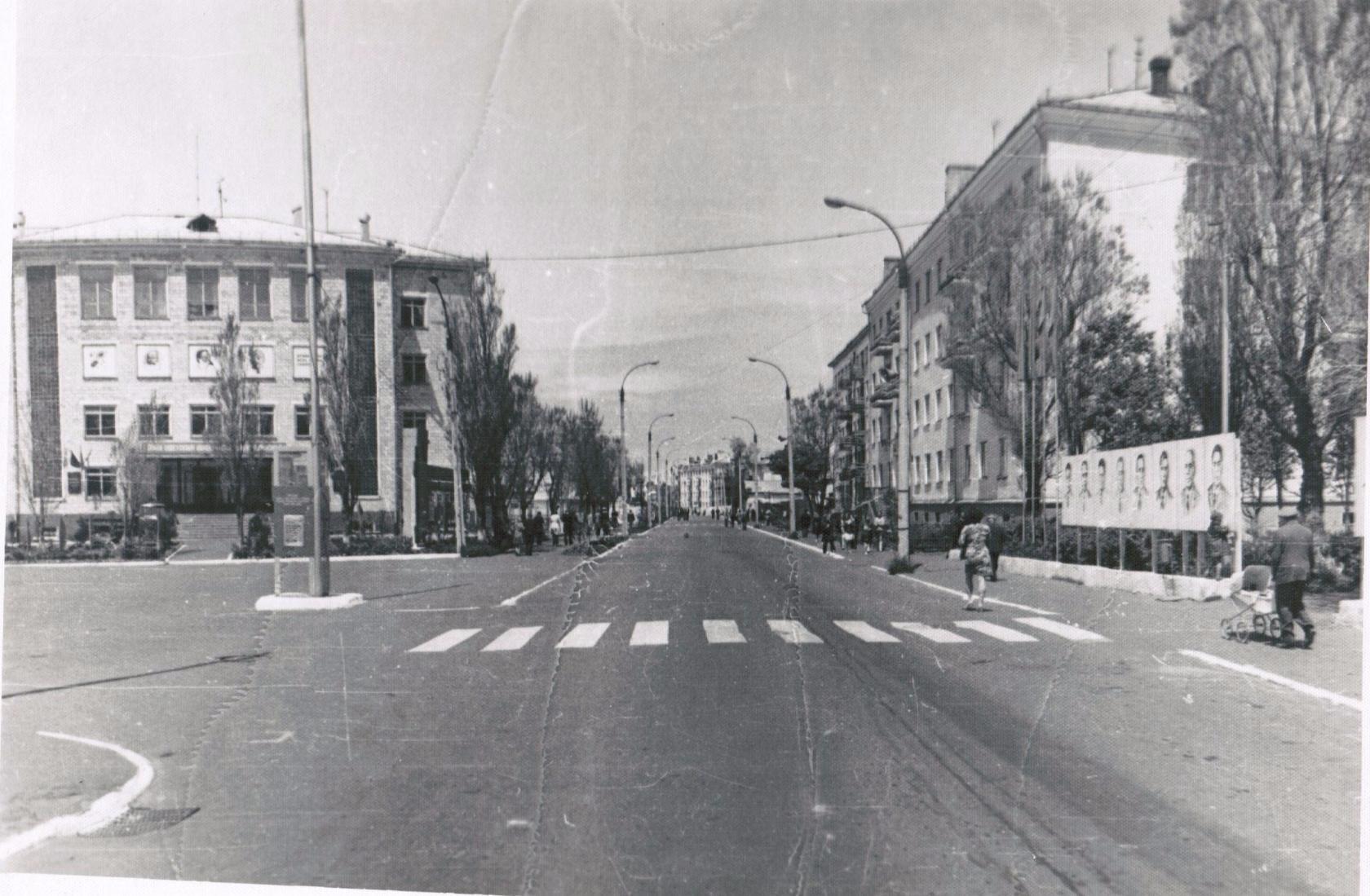 Площадь Ленина и здание УТФ в г. Невельск