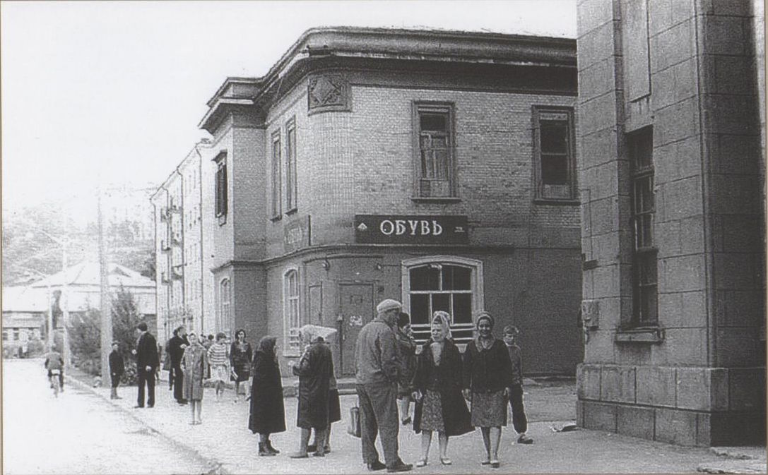 Магазин и угол здания банка на ул. Советской, г. Холмск