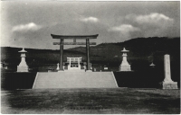 Вход в храм Гококу дзинзя в г. Тойохара