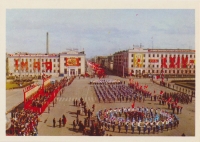 Южно-Сахалинск. Праздничная демонстрация на площади В. И. Ленина.